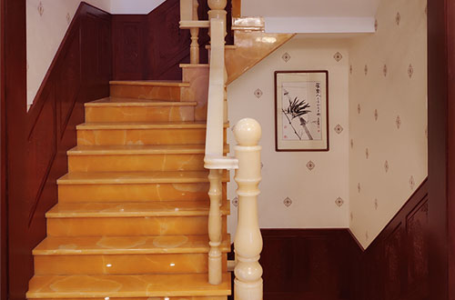 南皮中式别墅室内汉白玉石楼梯的定制安装装饰效果