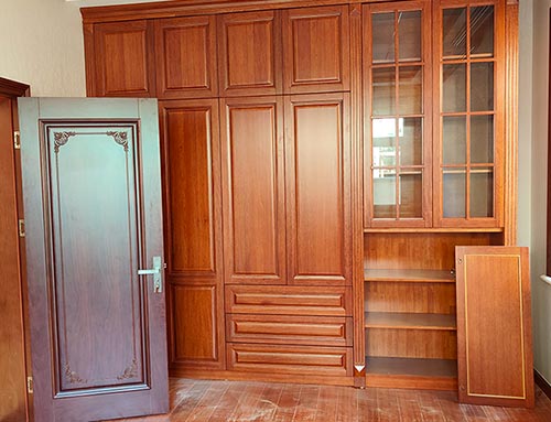 南皮中式家庭装修里定制的实木衣柜效果图